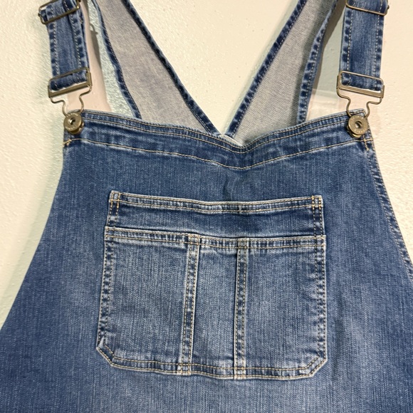Torrid classic denim bib overalls. Front & back pockets 98% cotton. Plus size 26 - Picture 4 of 12